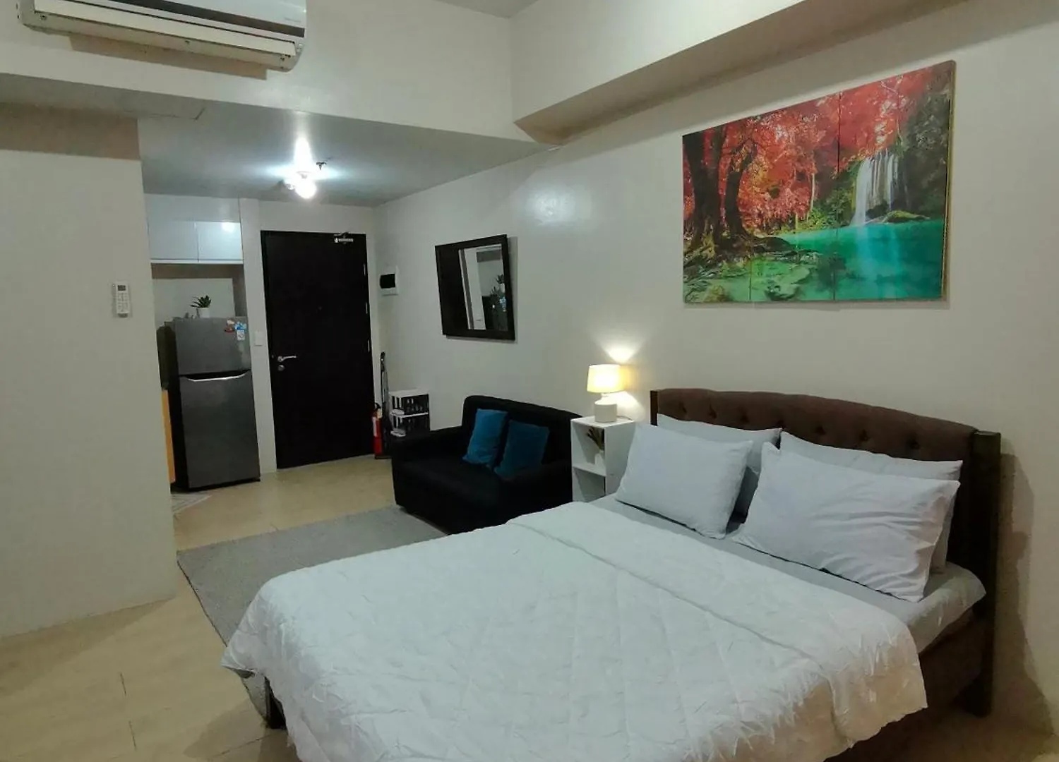 Roomy Condotel Across Naia Terminal 3 Manila