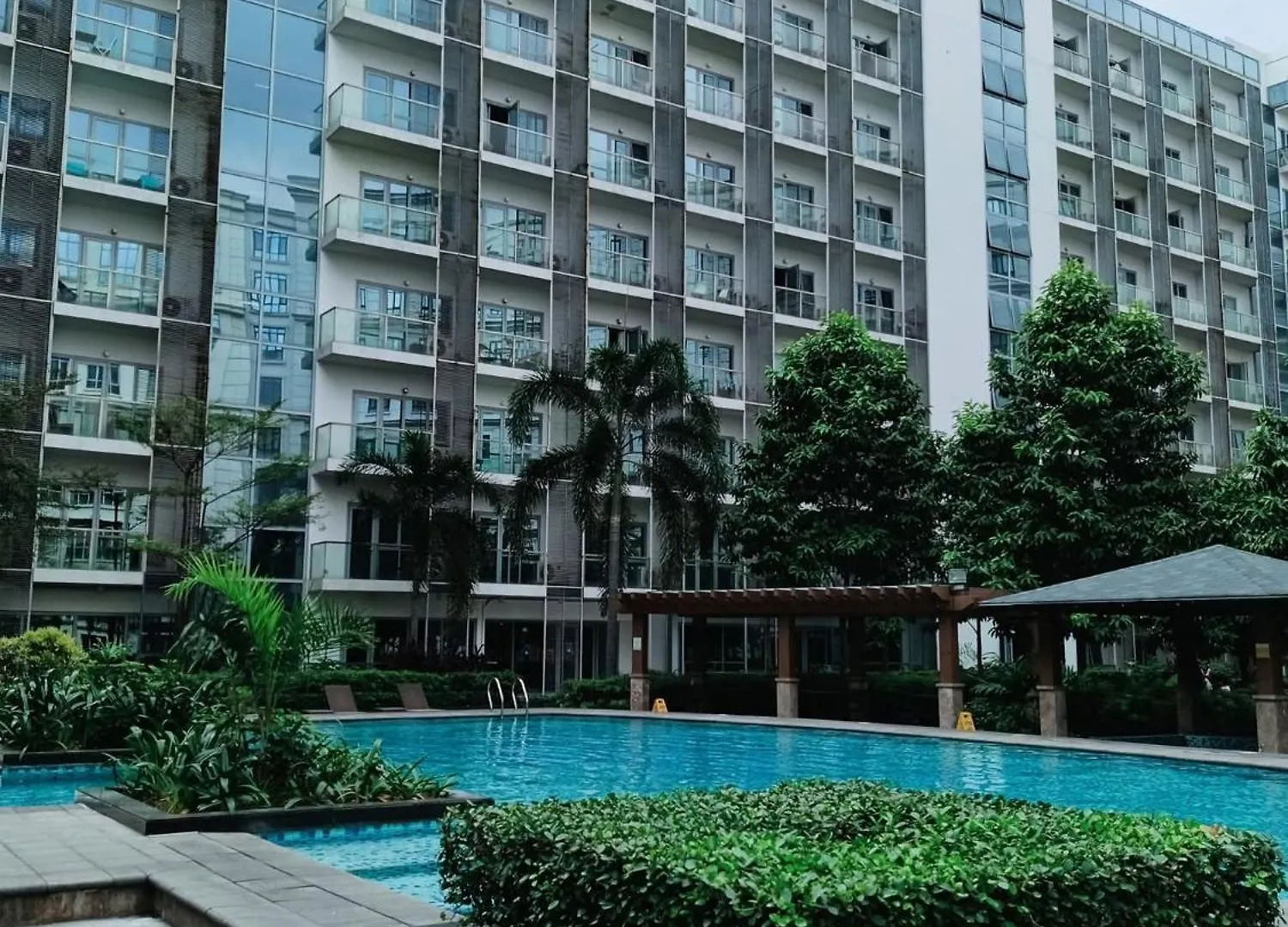 Roomy Condotel Across Naia Terminal 3 Manila Apartment